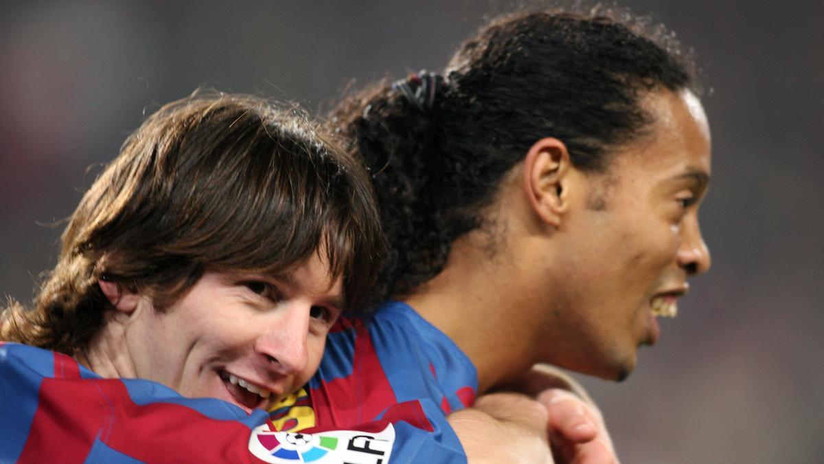 Messi y Ronaldinho, durante un partido en el Barça