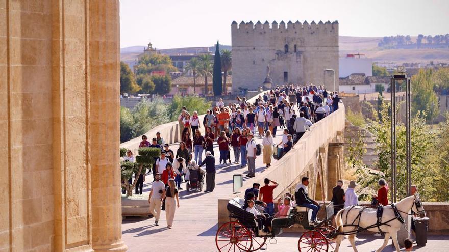 El turismo de cercanías llena Córdoba en el puente de Todos los Santos mientras se desploman las reservas