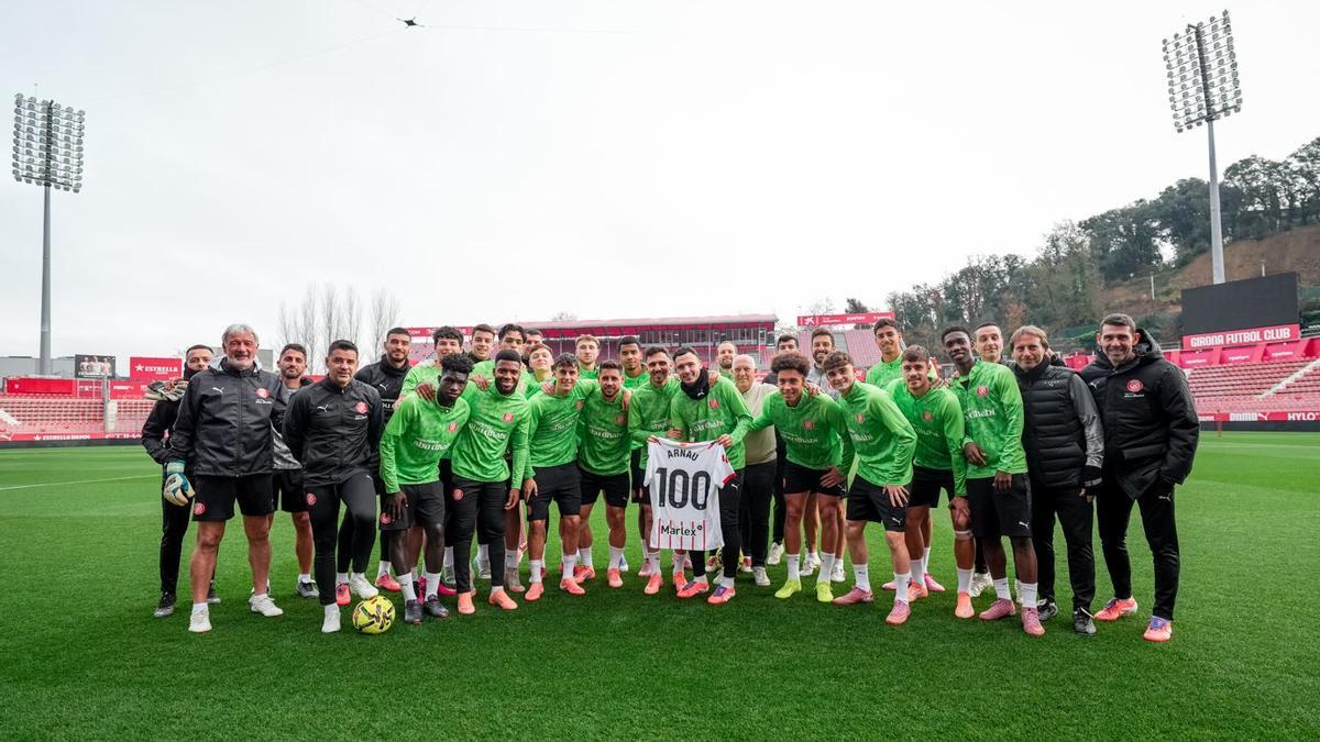 La plantilla, al costat d’un Arnau Martínez al qual li van regalar ahir una samarreta commemorativa pels seus 100 partits a Primera amb el club.