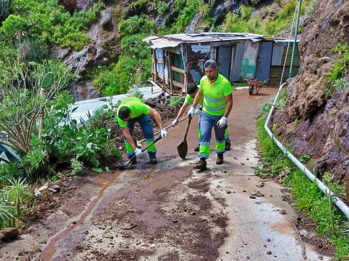 Operarios municipales intervienen en Anaga debido a los efectos de la borrasca Therese.
