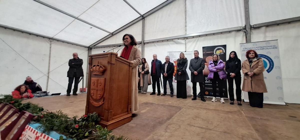 Teresa Sanjurjo, durante el pregón,  con representantes de la denominacón de origen al fondo. | D. M.
