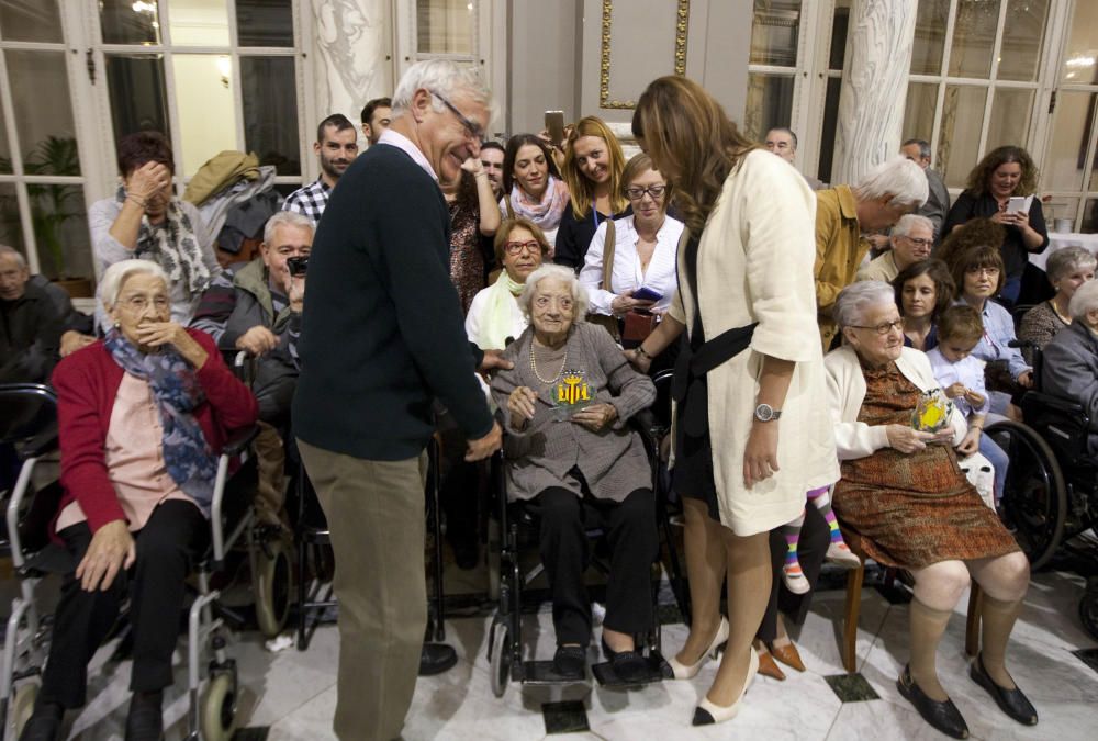 Homenaje a los 25 vecinos centenarios de Valencia