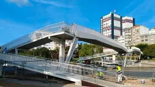 Reabre completamente la pasarela peatonal de Alfonso Molina que cruza entre las estaciones de A Coruña