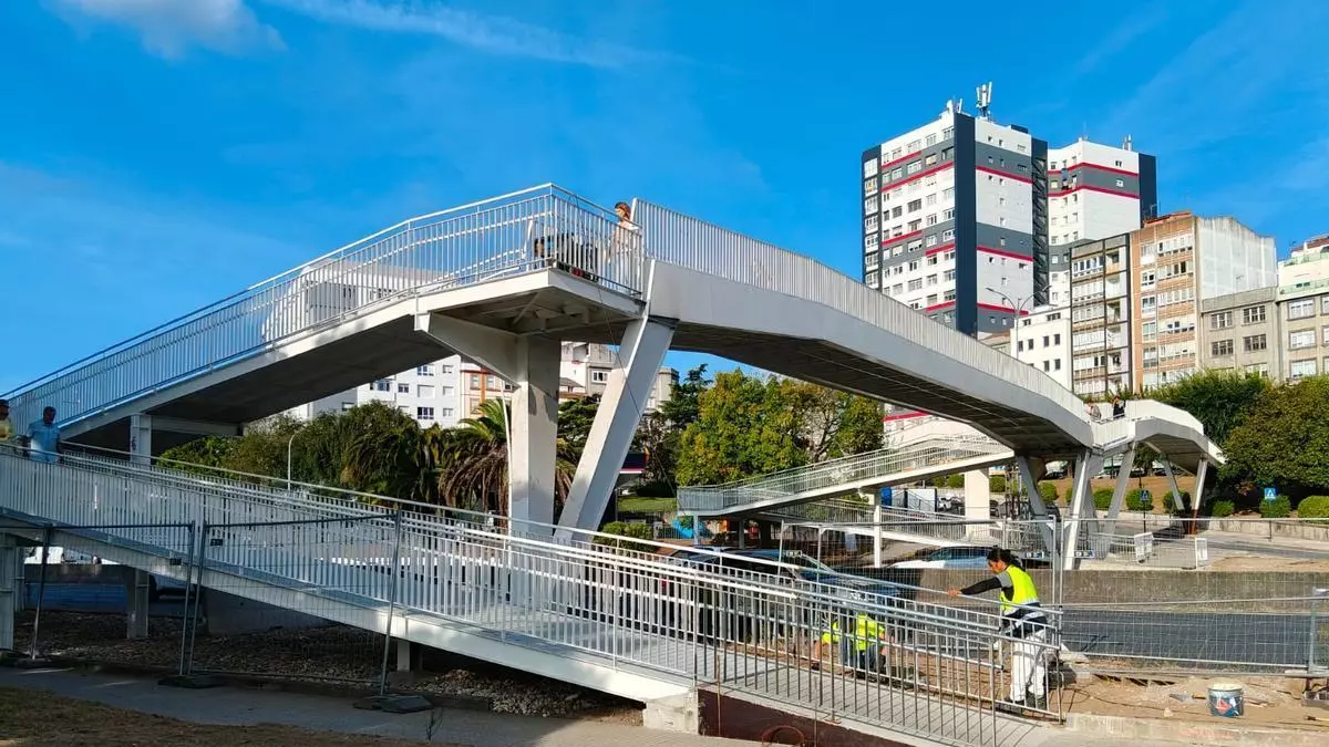 Reabre completamente la pasarela peatonal de Alfonso Molina que cruza entre las estaciones de A Coruña