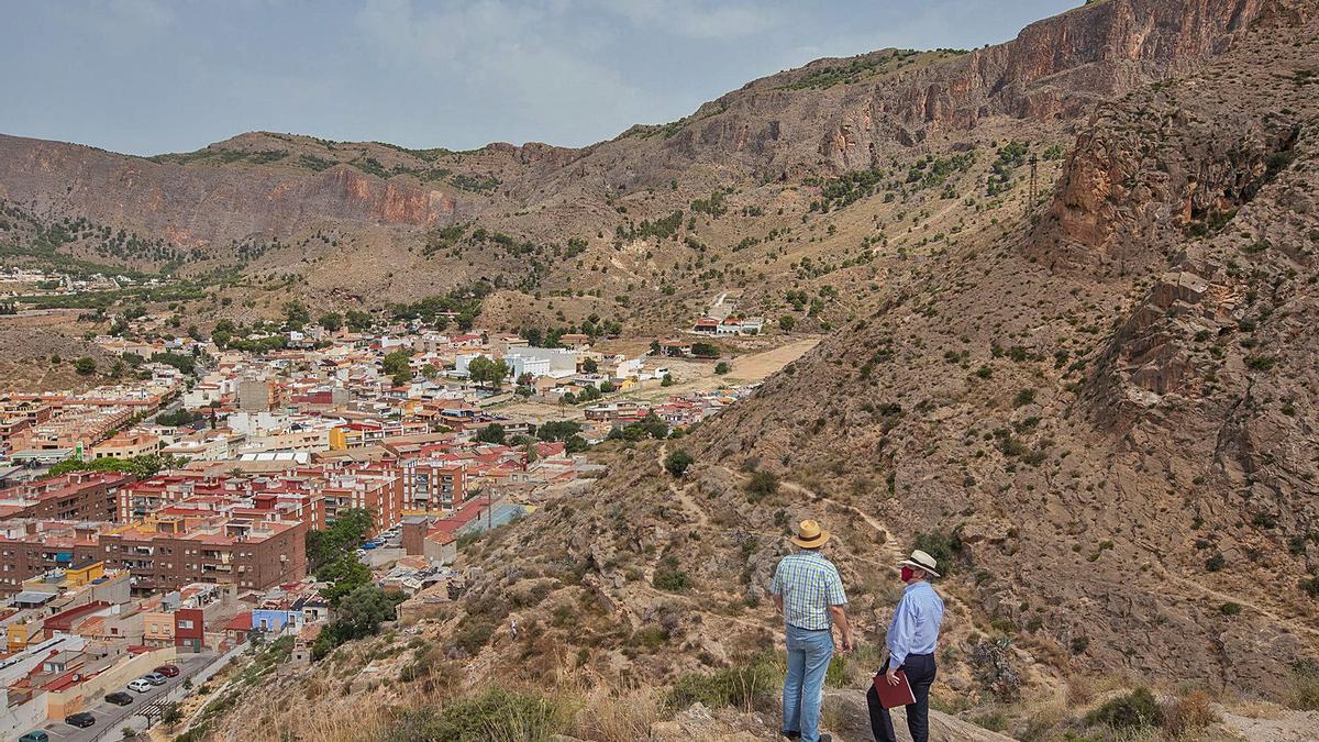 Montañas de la sierra de Orihuela, con la ciudad a sus pies y que se extienden hasta la vecina Región de Murcia.