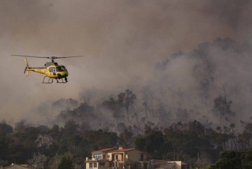 Incendi forestal a peu de les Gavarres