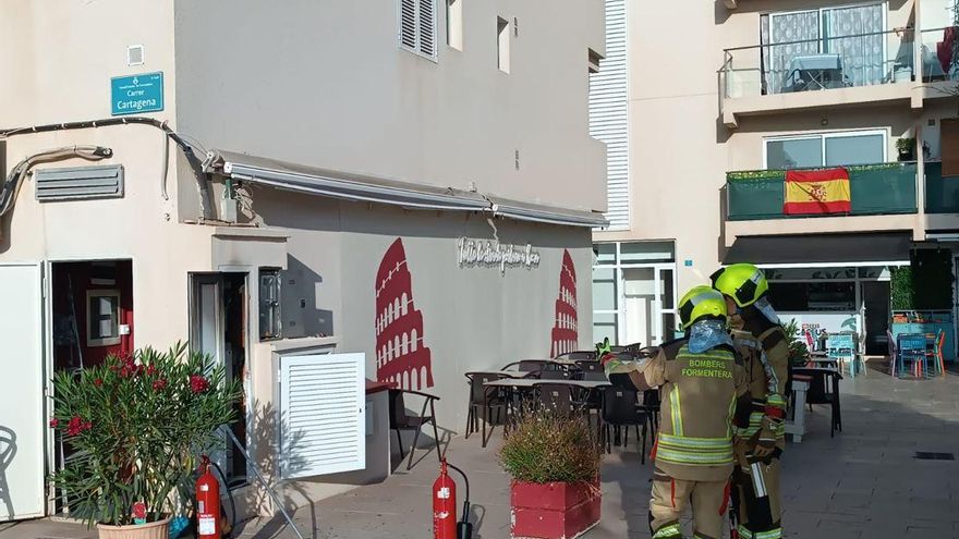 Alarma por el incendio de un cuadro eléctrico en un edificio de es Pujols