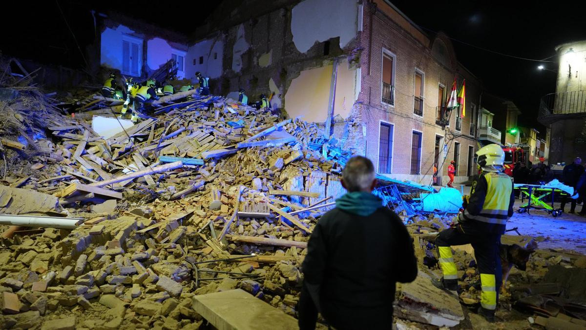 Servicios de emergencias, junto al inmueble que se ha derrumbado.