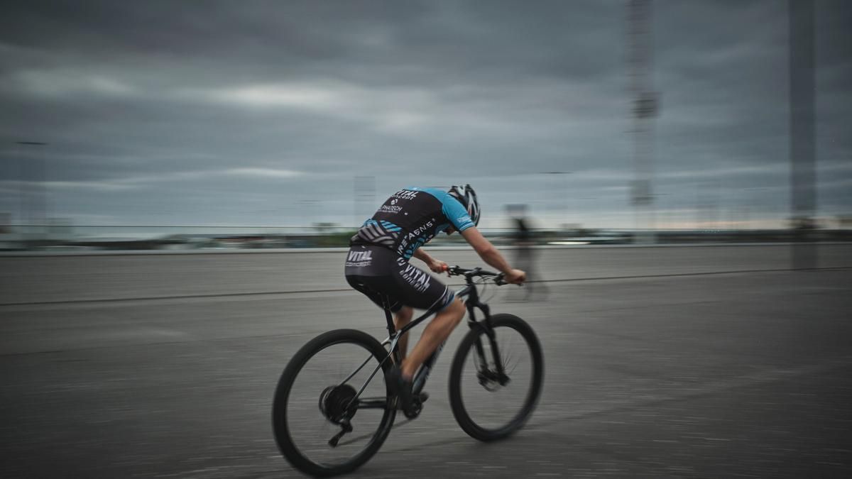 Un ciclista en Santa Cruz.