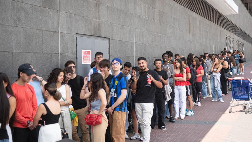 Cientos de personas hacen cola por fuera del CC Meridiano para entrar a la tienda de Quevedo