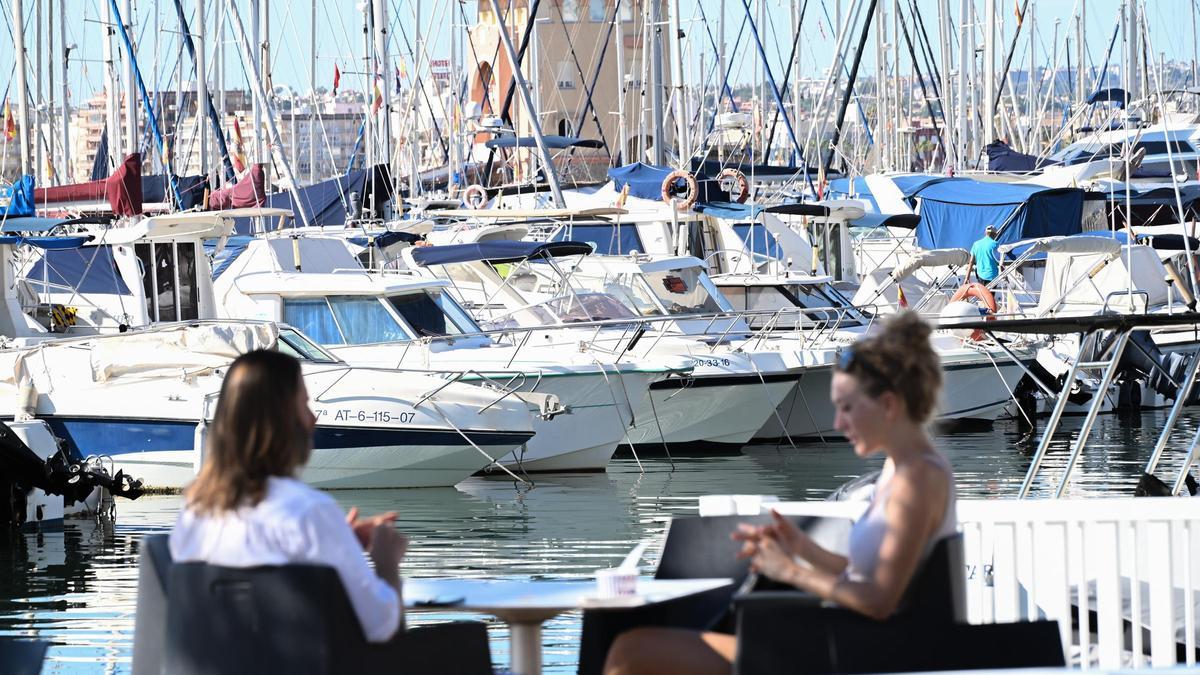 Ciudadanos en el puerto de Torrevieja, en una imagen de archivo.