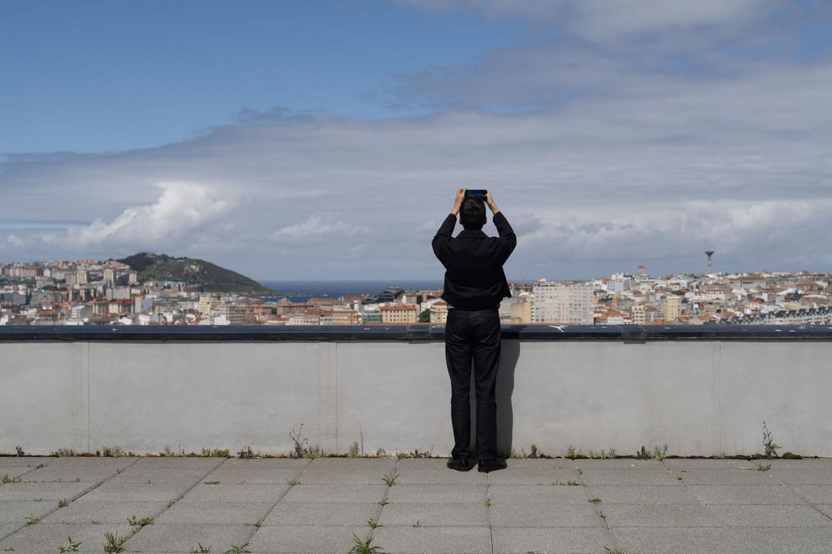Una joven fotografía la ciudad desde la torre de control marítimo de A Coruña