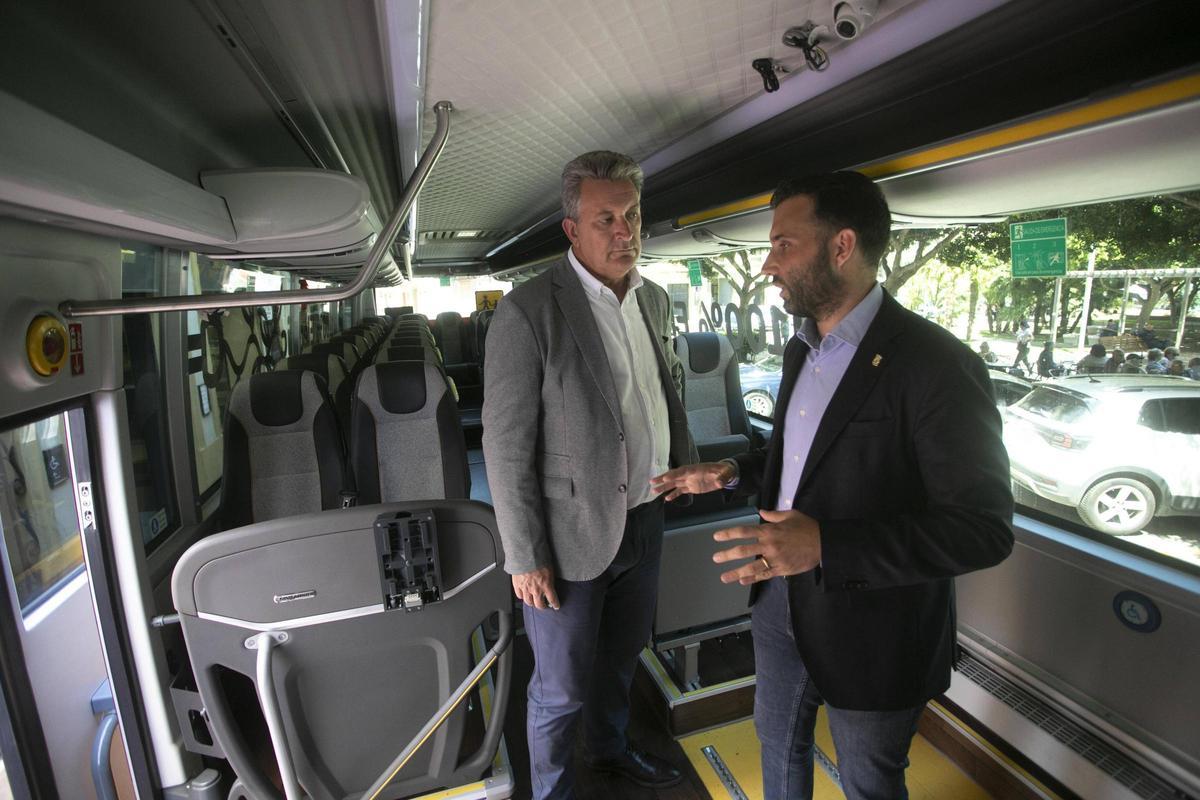 Martínez Mus y el alcalde de Sagunt durante la presentación de las nuevas líneas entre Sagunt y València.