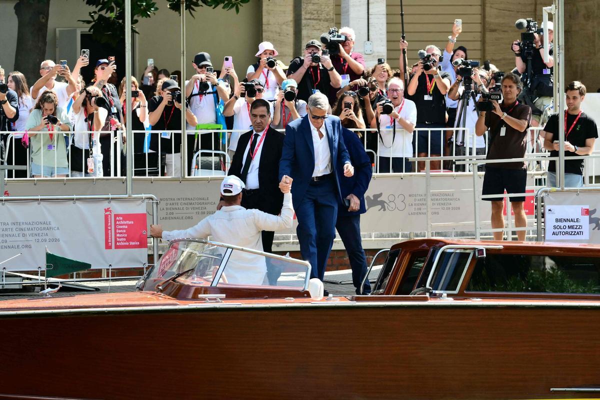 Clooney, llegando en uno de los tradicionales vaporettos venecianos.