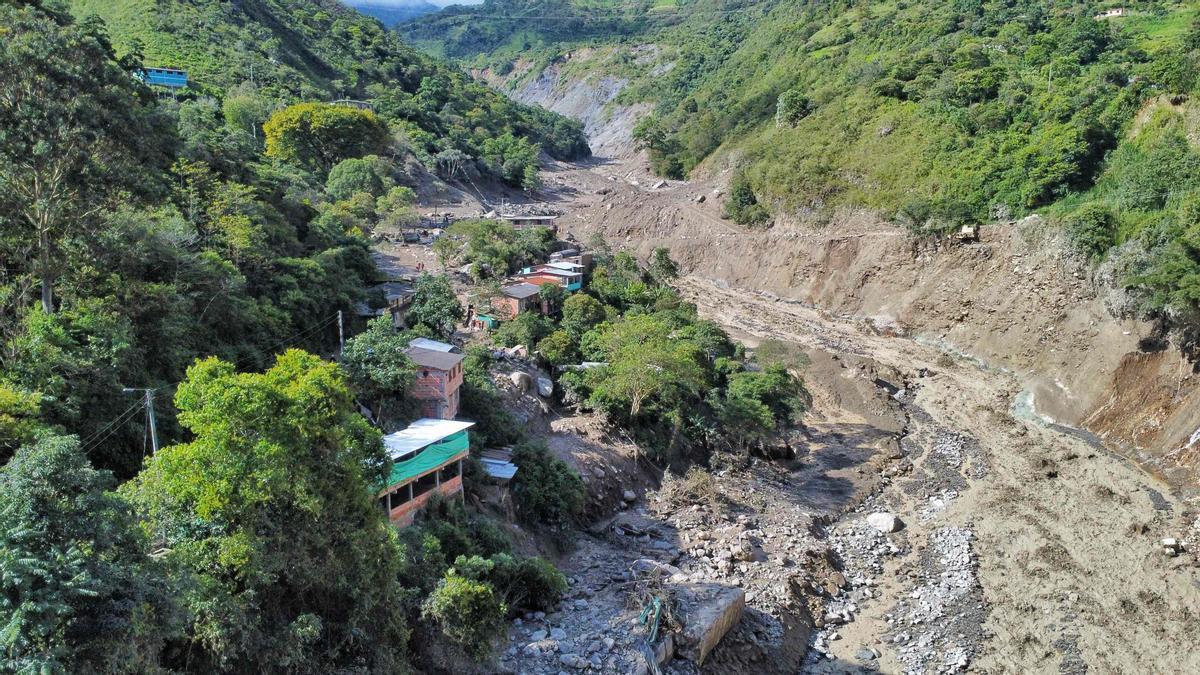 Equipos de rescate trabajan buscan desaparecidos tras una avalancha en Quetame, Colombia