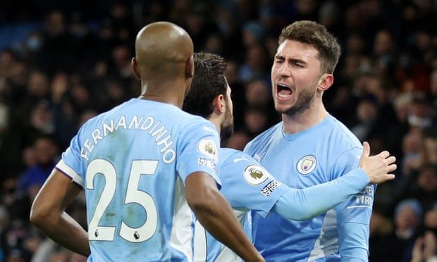 Laporte celebra junto a Fernandinho el quinto gol del City.