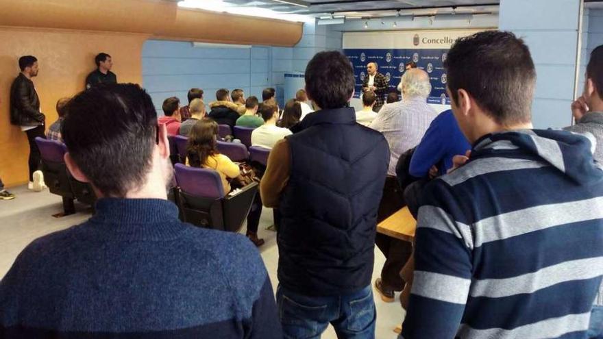 Un momento de la reunión de ayer entre los aspirantes y el comité de empresa. // FdV