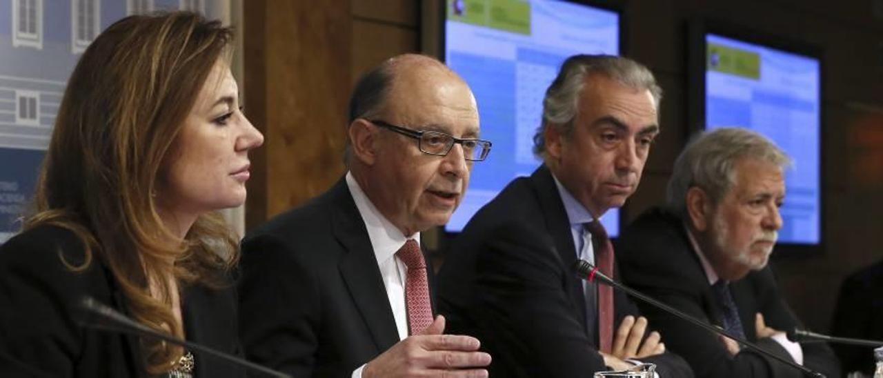 El ministro Cristóbal Montoro con el resto de su equipo durante la presentación de los datos del déficit en toda España.