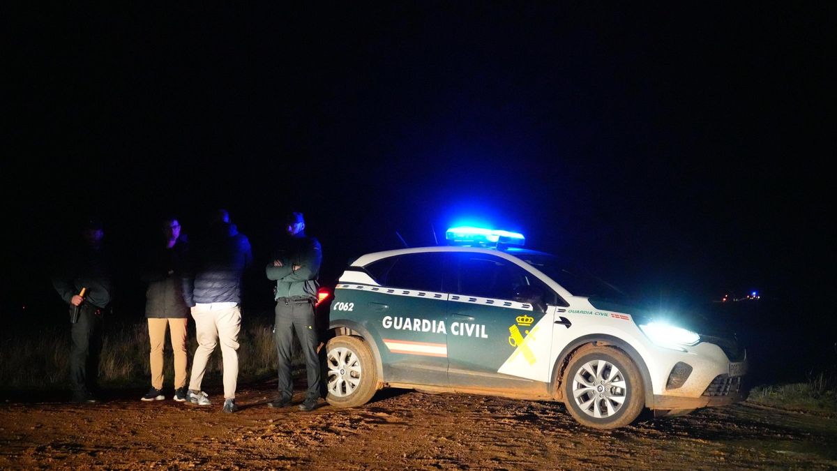 Un coche de la Guardia Civil, en el lugar de los hechos.