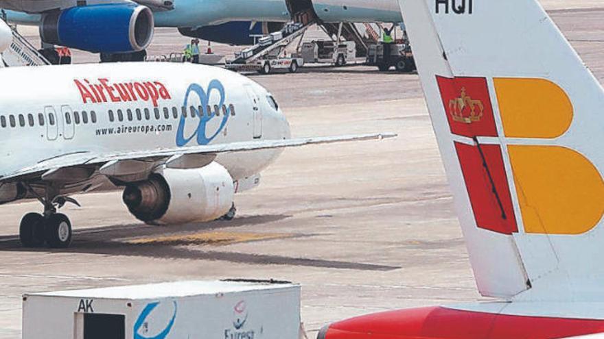 Aparatos de Air Europa e Iberia en el aeropuerto Tenerife Sur.