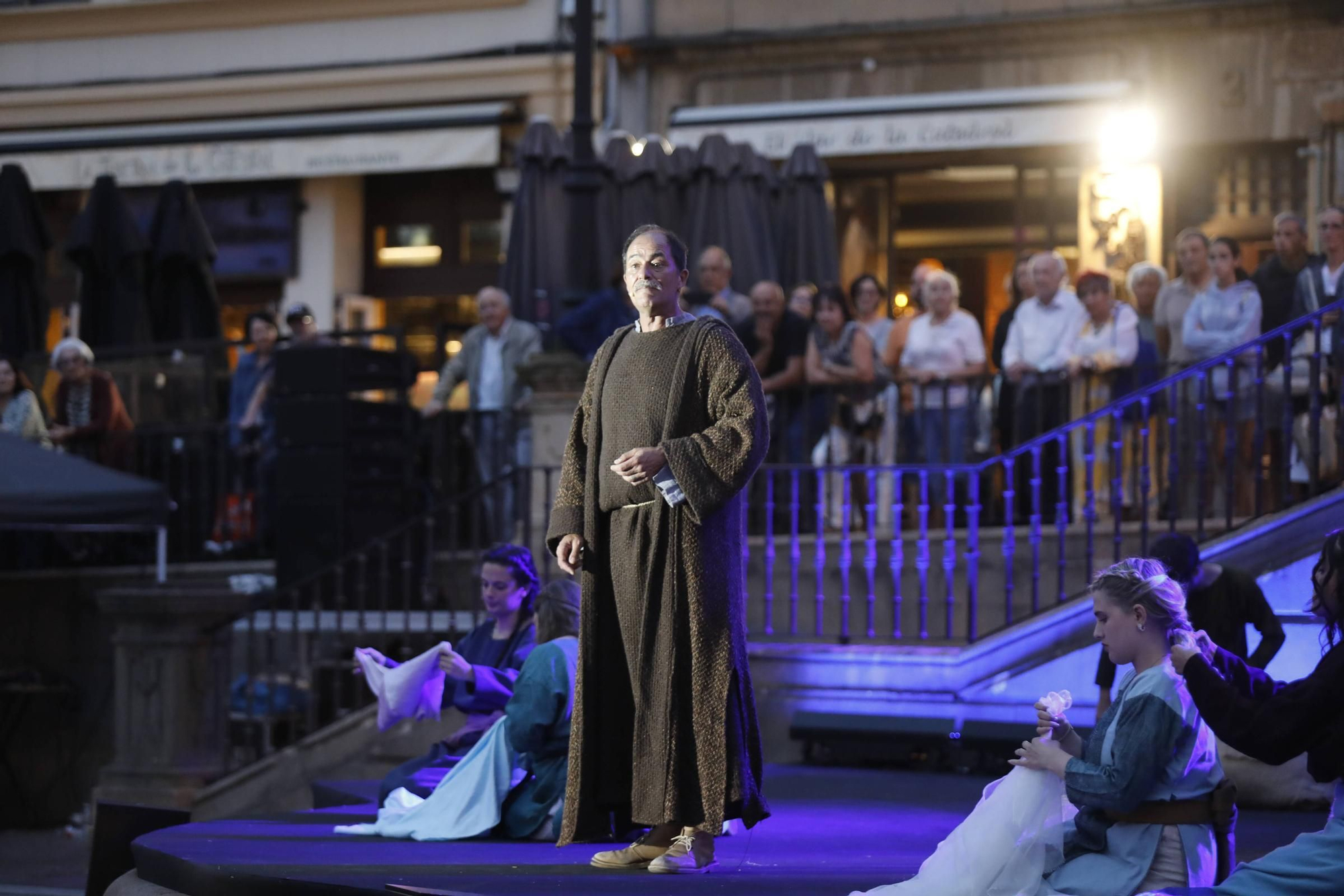 IMÁGENES: Recreacion de "El primer peregrino" en la plaza de la Catedral de Oviedo