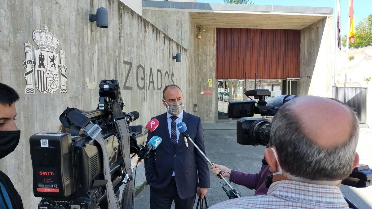 El abogado de las familias, en una comparecencia ante los juzgados de Plasencia.