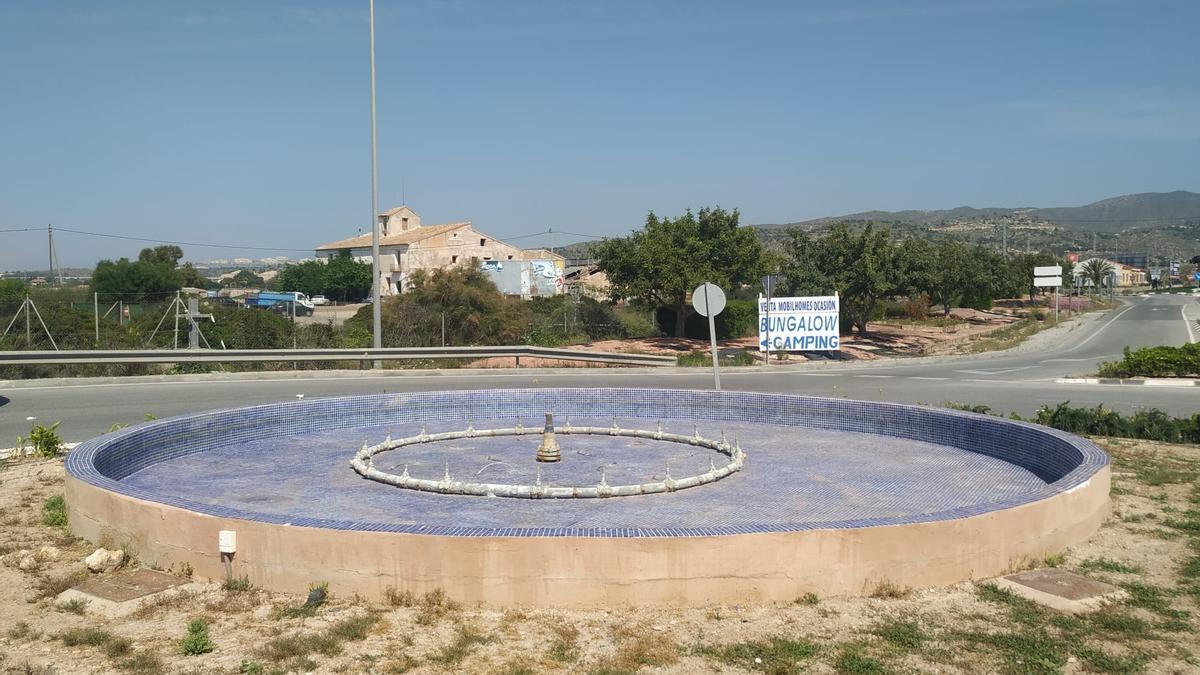 La fuente de la rotonda de Albayna sin agua