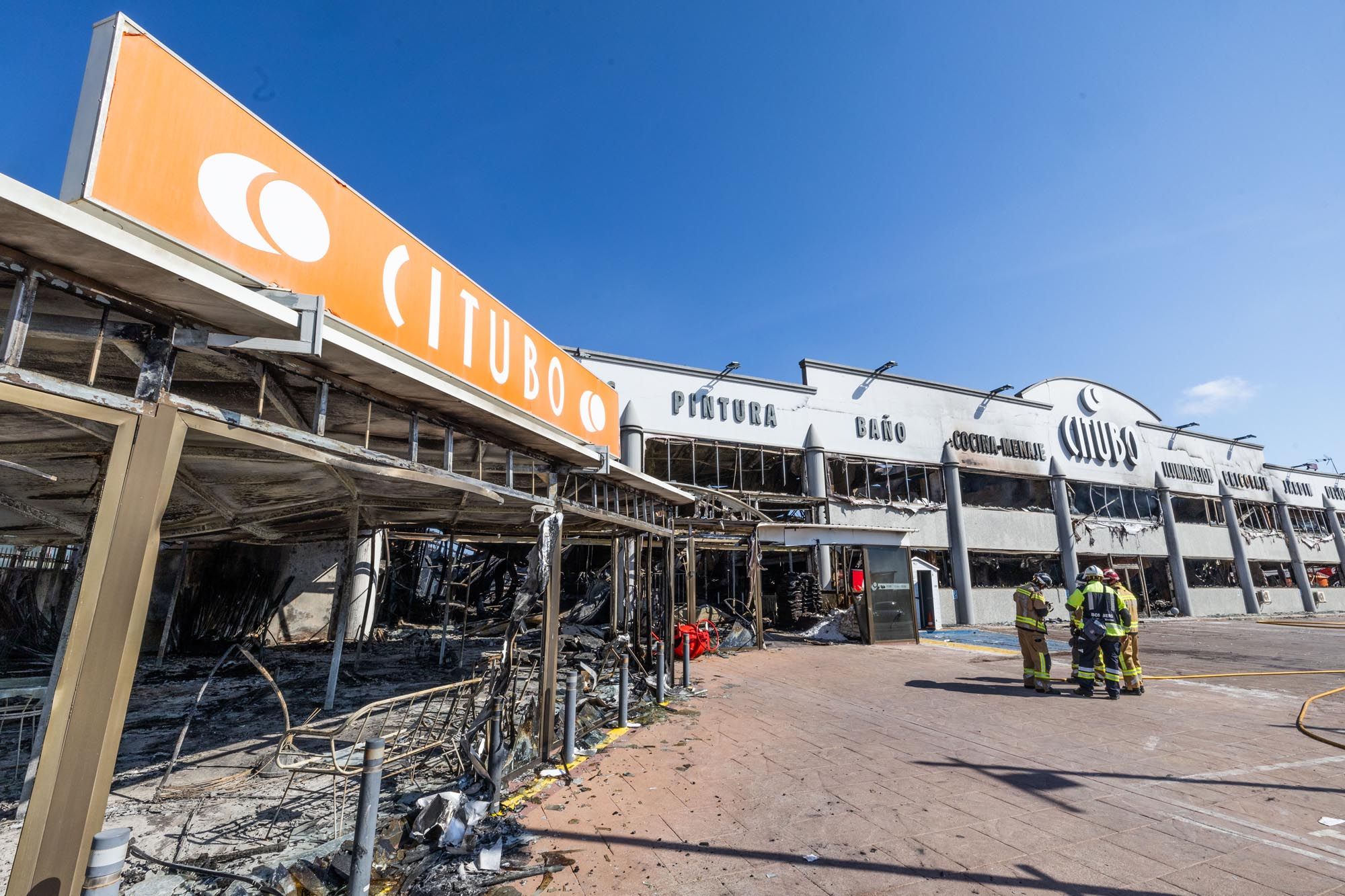 Desoladoras imágenes el día después del incendio de la nave de Citubo en Ibiza