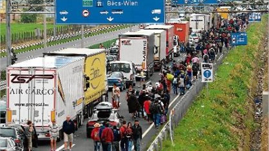 Milers de persones caminen per l&#039;autopista amb direcció al pas fronterer de Nickelsdorf.