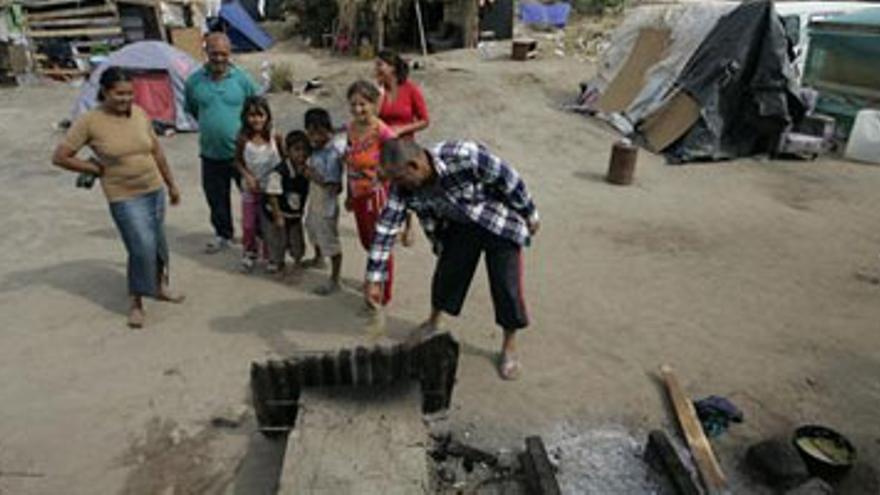 Los ayuntamientos multarán a los temporeros de los campamentos