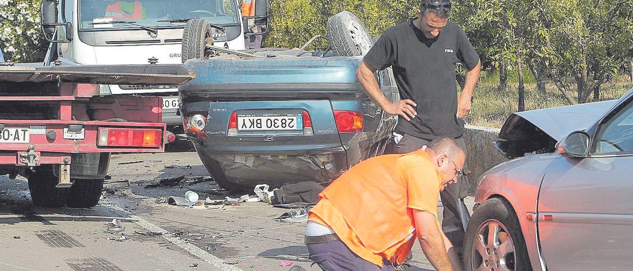 Pérdida de seis puntos por llevar el móvil en la mano mientras se conduce