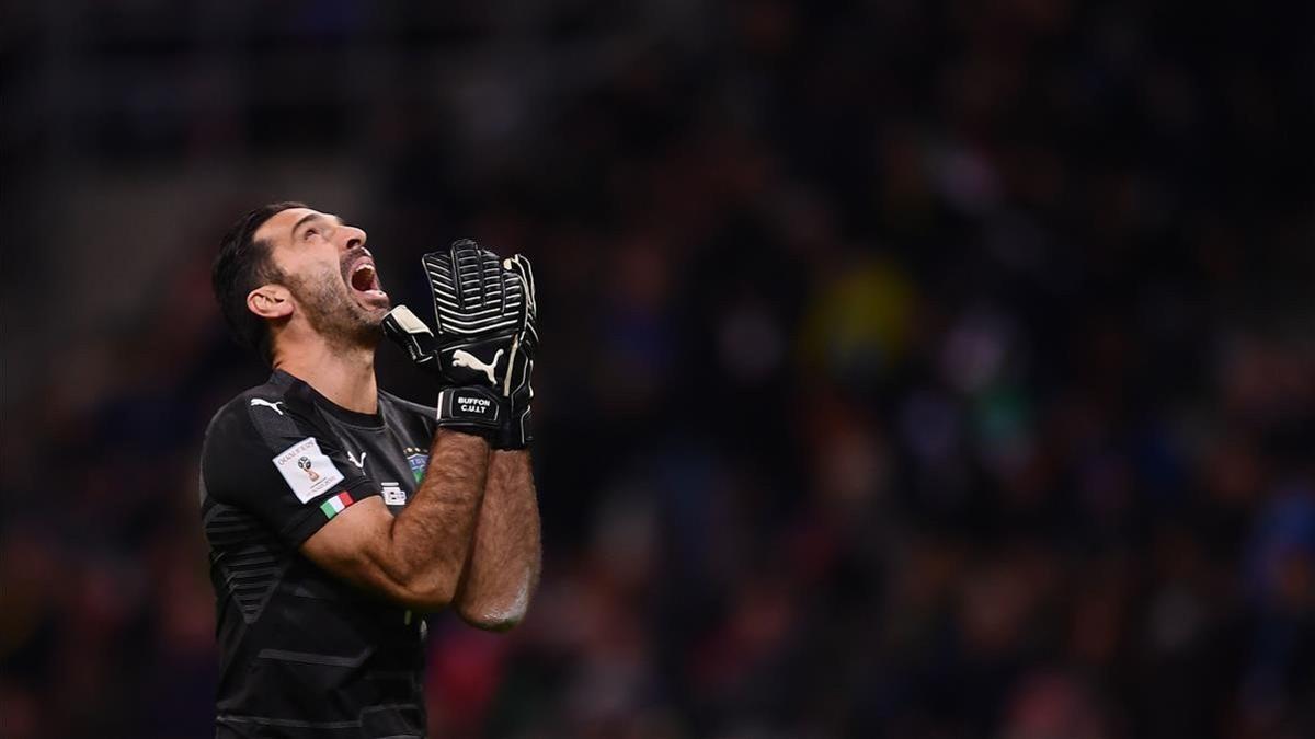 Buffon lamentando la no clasififación de Italia para el mundial de Rusia 2018