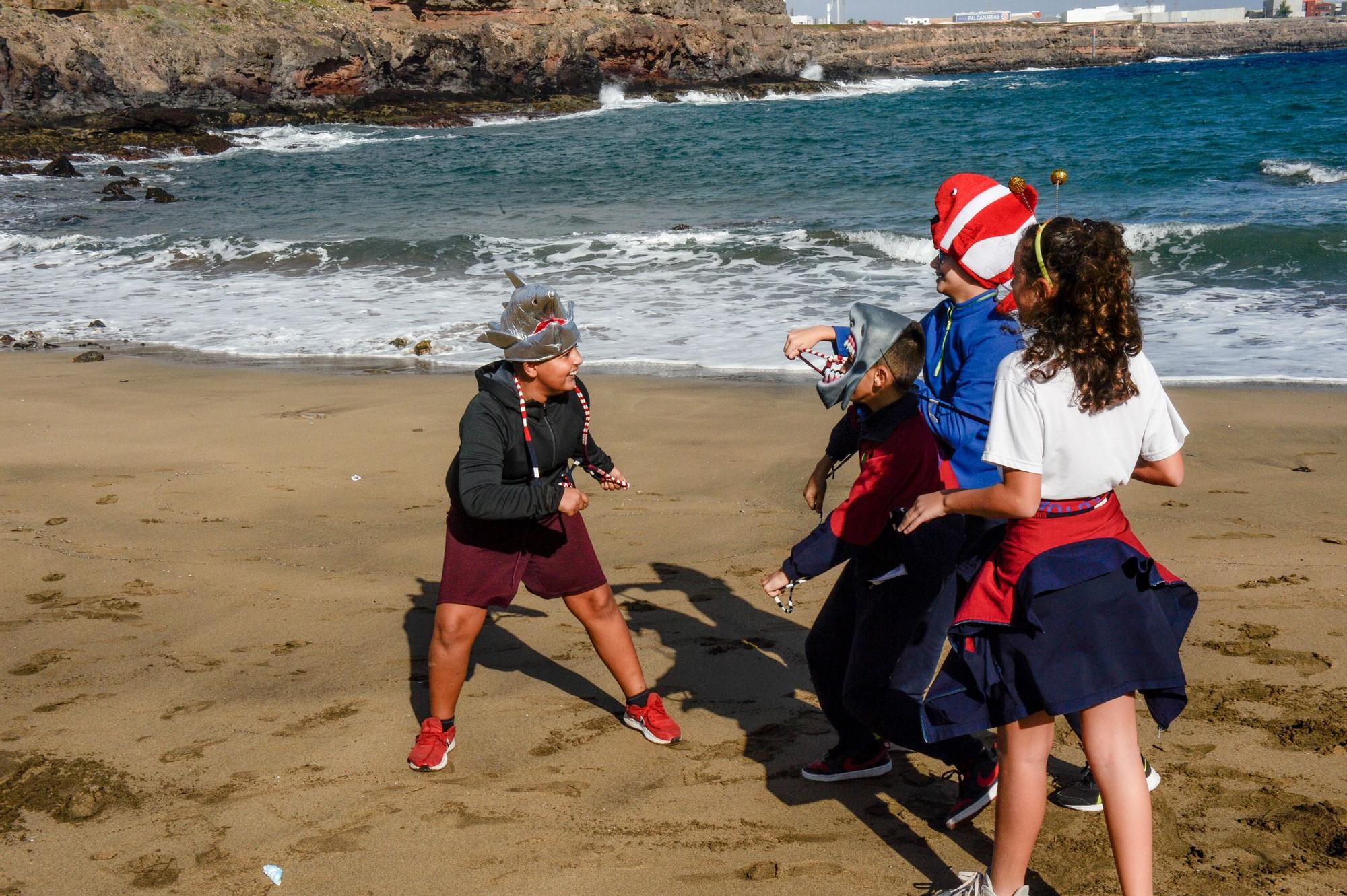 Los alumnos del Saulo Torón limpian la playa de Aguadulce