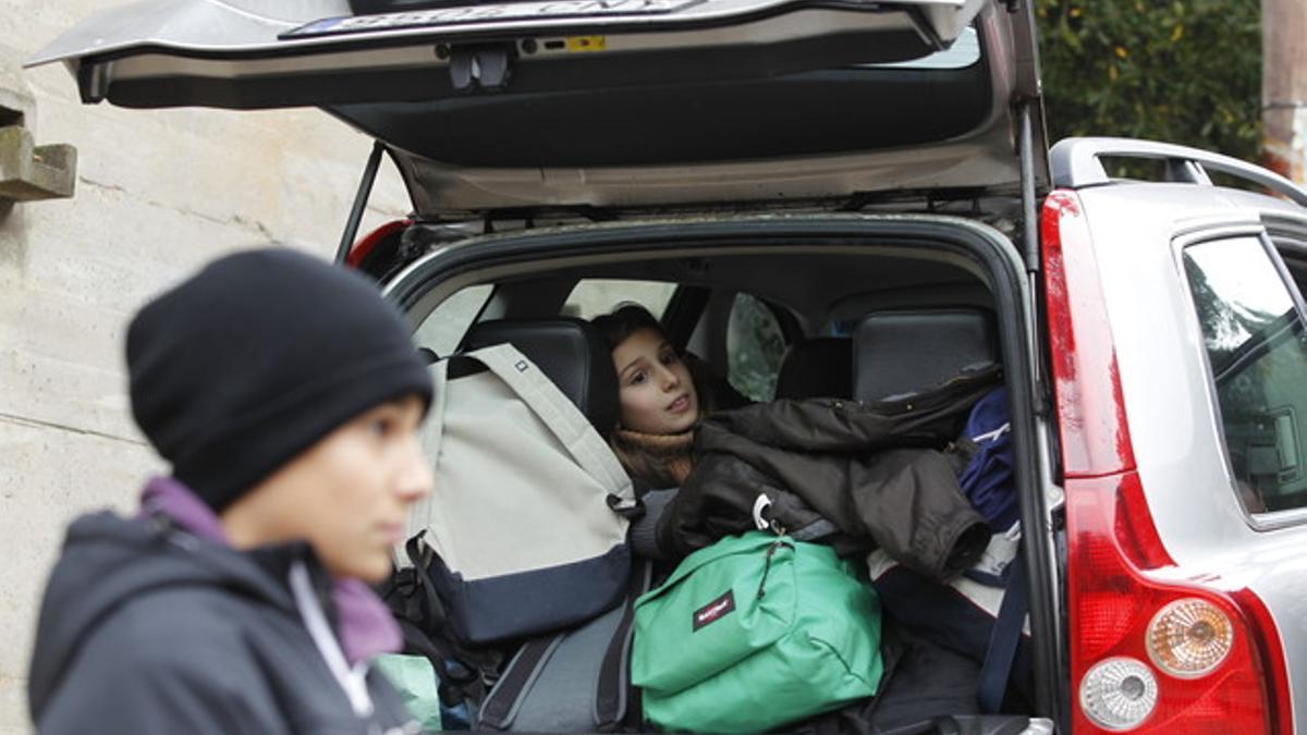 Pablo y Lucía en el coche de su madre, tras el desalojo del colegio Aula de Barcelona