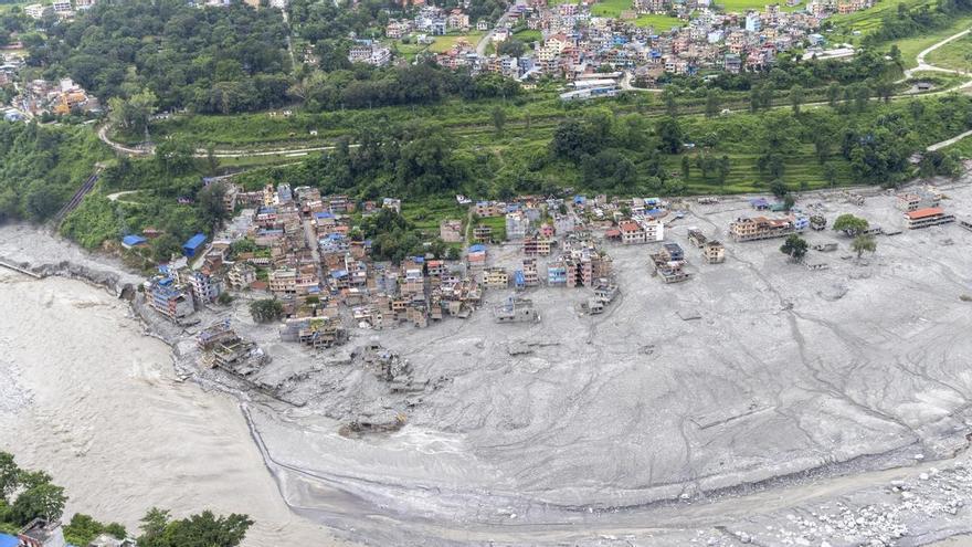 Rescatan vivo a un trabajador 11 días después de la riada en Nepal