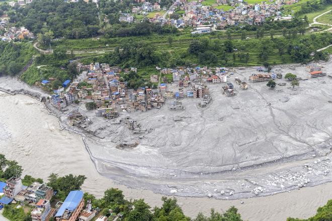 Rescatan vivo a un trabajador 11 días después de la riada en Nepal