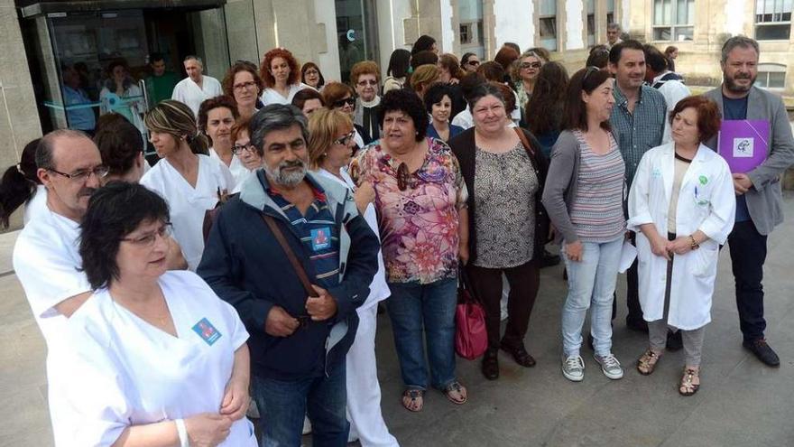 Trabajadores y representantes sindicales, en una de las concentraciones desarrolladas ayer por la mañana. // Rafa Vázquez