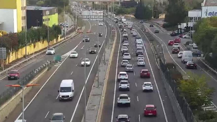 Un accidente en la entrada a València produce largas retenciones