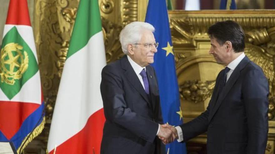 El president de la república, Sergio Mattarella (esquerra), dóna la mà al nou primer ministre, Giuseppe Conte