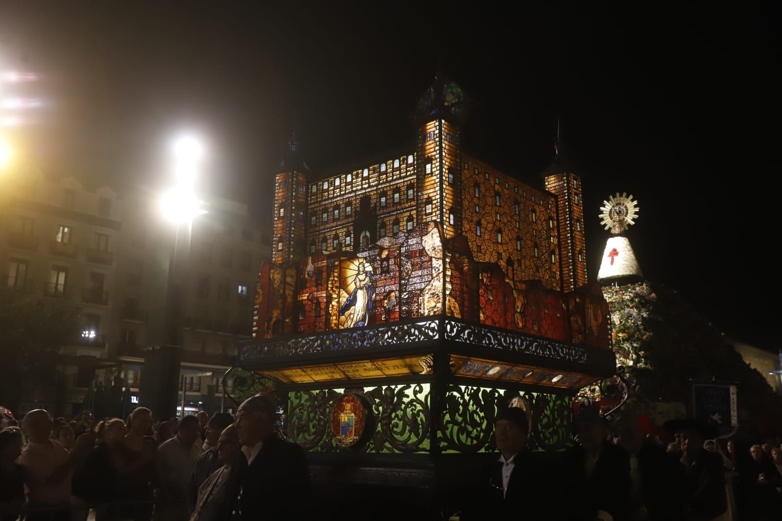 En imágenes | El Rosario de Cristal ya deslumbra por las calles de Zaragoza