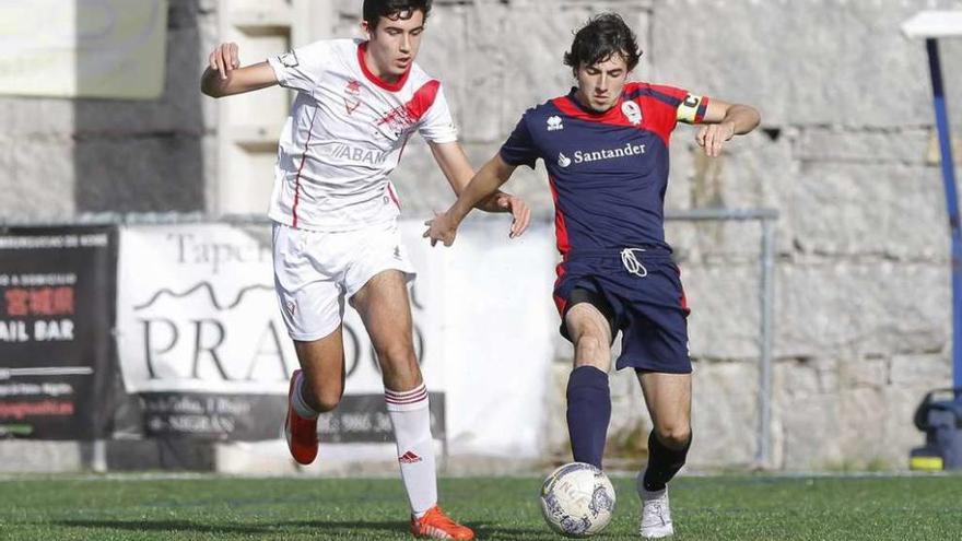 Un jugador del Val Miñor presiona a un rival en el encuentro del domingo. // Adrián Irago