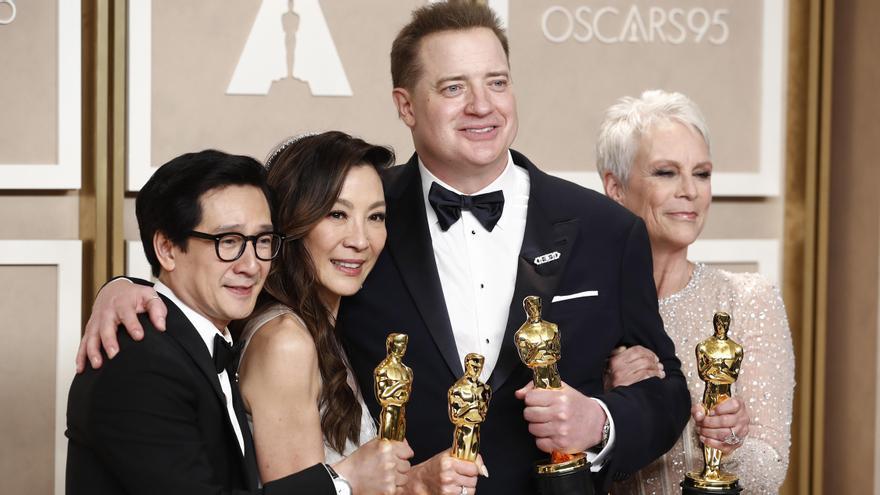 Ke Huy Quan, mejor actor de reparto, Michelle Yeoh, mejor actriz, Brendan Fraser, mejor actor, y Jamie Lee Curtis, mejor actriz de reparto en los Oscars.