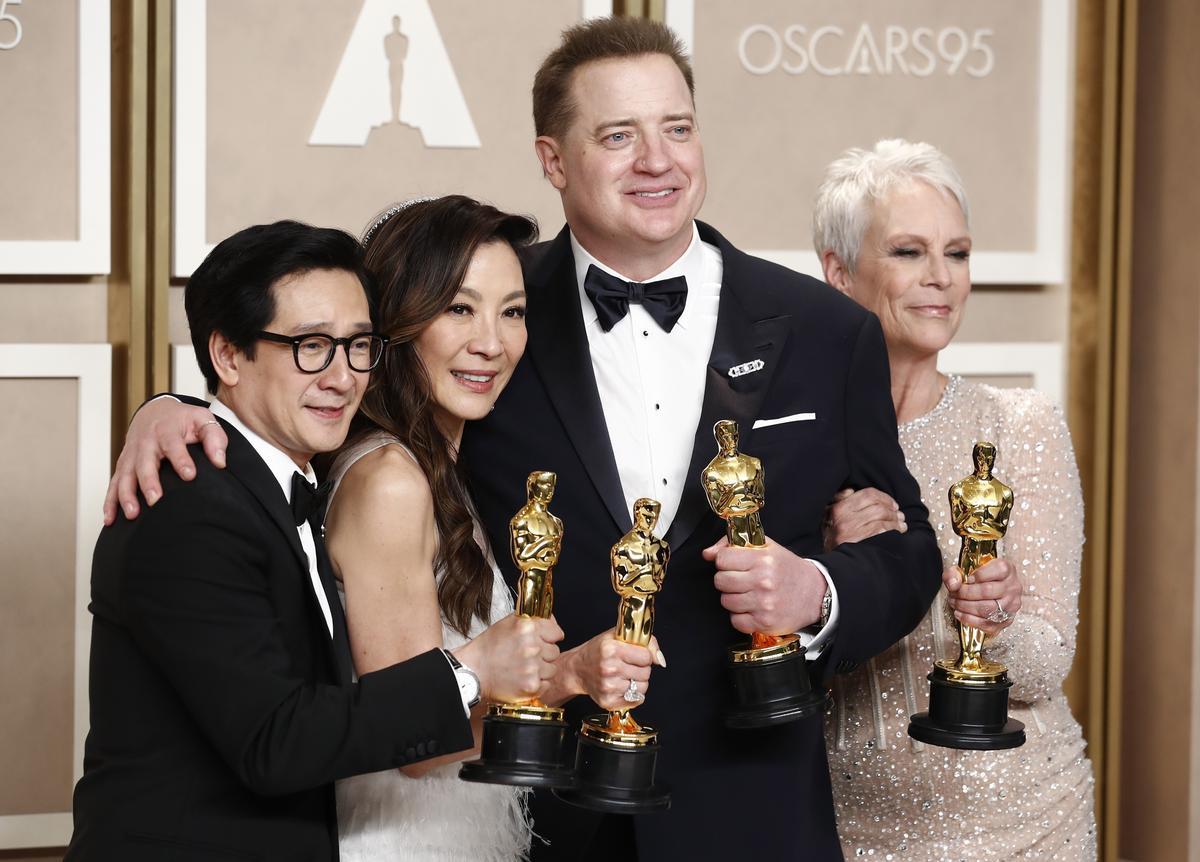 Ke Huy Quan, mejor actor de reparto, Michelle Yeoh, mejor actriz, Brendan Fraser, mejor actor, y Jamie Lee Curtis, mejor actriz de reparto en los Oscars.