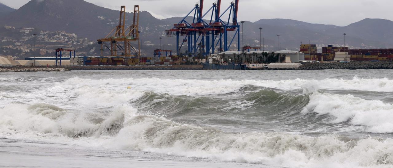 Oleaje con el puerto de Málaga de fondo.