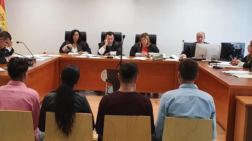 Los cuatro acusados, ayer en el juicio celebrado en la Audiencia de Alicante.