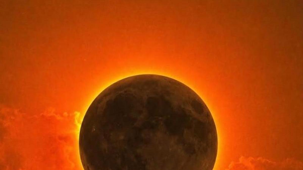 El eclipse en su momento de totalidad desde la playa de Moncofa