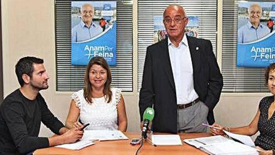 Serra y Mateu, en los extremos de la mesa, y, de pie, el presidente del PP de Sant Antoni, José Sala.