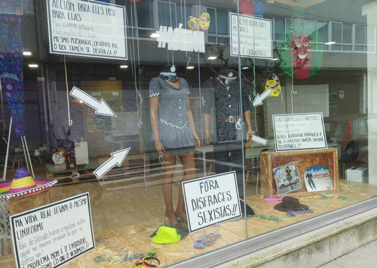 El reivindicativo escaparate del centro Anacos no pasa desapercibido en A Estrada. |  L.D.