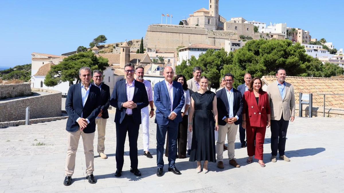 Prohens, esta mañana en Eivissa junto a todos sus consellers y miembros del Consell.
