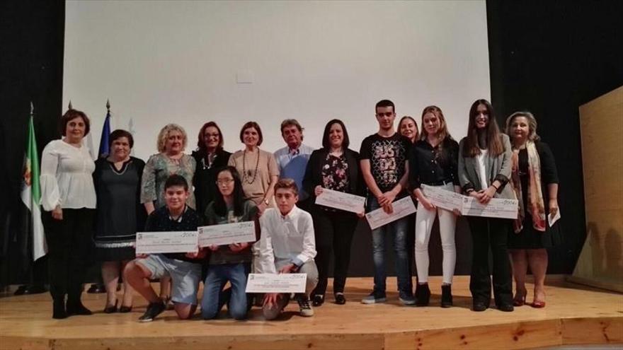 El ayuntamiento premia con becas a los alumnos con las mejores notas